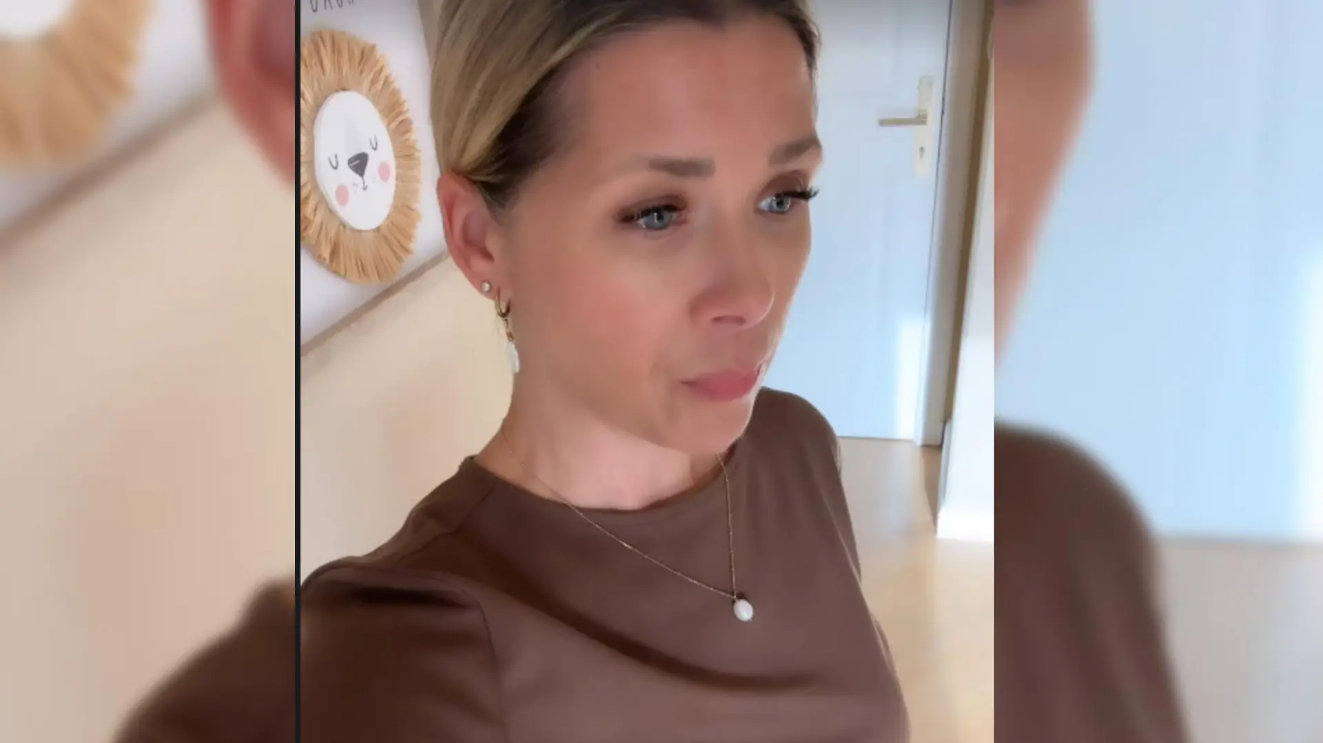 Tanja Szewczenko meldet sich mit Tränen in den Augen bei ihren Fans