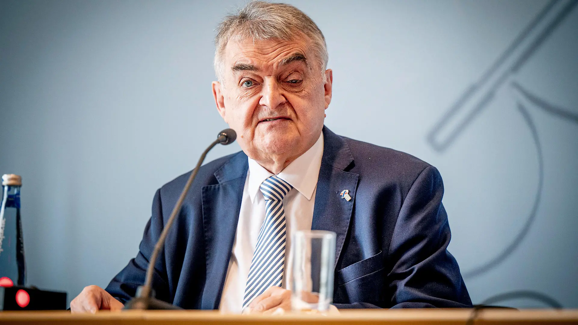 ARCHIV - 08.04.2022, Nordrhein-Westfalen, Düsseldorf: Herbert Reul (CDU), Innenminister von Nordrhein-Westfalen, spricht bei der Pressekonferenz zum Verfassungsschutzbericht im Landtag. (zu dpa: «Reul: Ziel ist «arbeitsfähige, verlässliche Regierung»») Foto: Malte Krudewig/dpa +++ dpa-Bildfunk +++