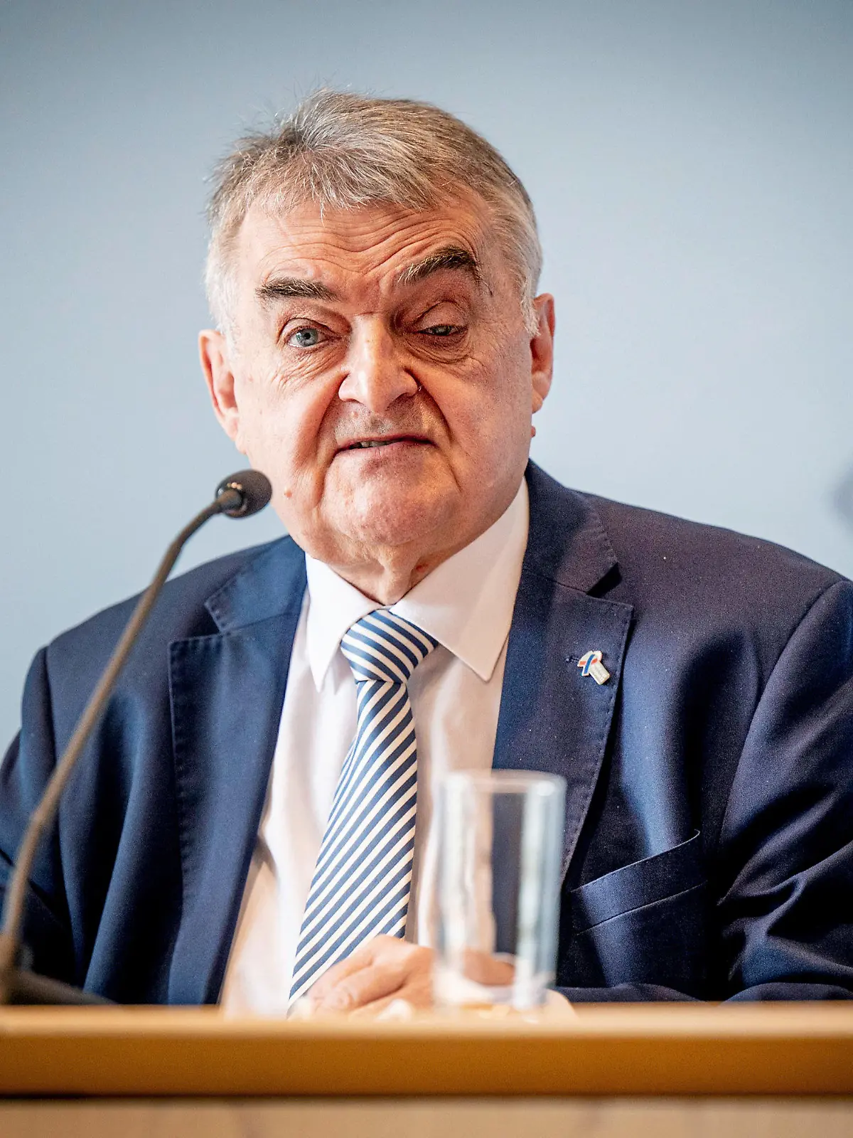 ARCHIV - 08.04.2022, Nordrhein-Westfalen, Düsseldorf: Herbert Reul (CDU), Innenminister von Nordrhein-Westfalen, spricht bei der Pressekonferenz zum Verfassungsschutzbericht im Landtag. (zu dpa: «Reul: Ziel ist «arbeitsfähige, verlässliche Regierung»») Foto: Malte Krudewig/dpa +++ dpa-Bildfunk +++
