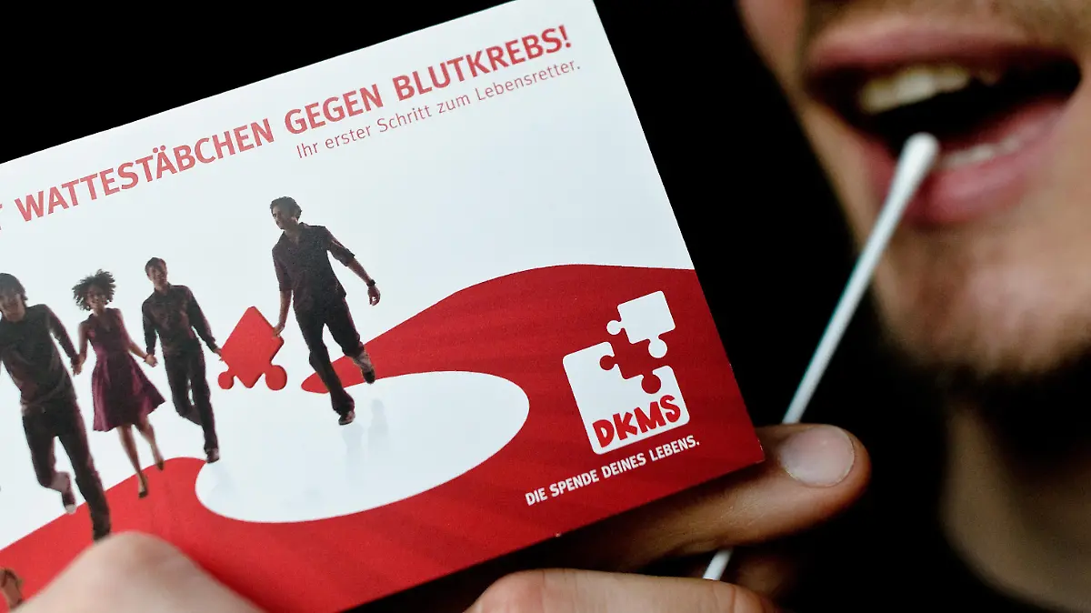 ILLUSTRATION - Ein Spender gewinnt am 06.03.2014 in Ohlstadt (Oberbayern) mit einem Wattestäbchen Mundschleimhautzellen für die Aufnahme in die Deutsche Knochenmarkspenderdatei (DKMS). Durch die Datei kann der passende Spender für einen an Blutkrebs erkrankten Patienten gefunden werden. Foto: Angelika Warmuth/dpa