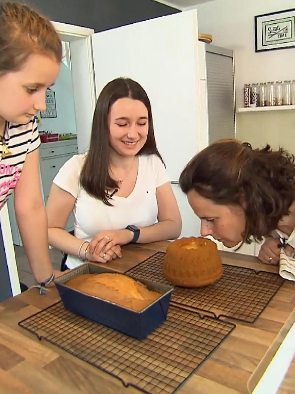 Wer Mehl oder Öl im Supermarkt kaufen möchte, steht aktuell oft vor leeren Regalen. Müssen wir also auf Kuchen, Muffins und Brot verzichten? Nix da! Backmischungen retten unseren Kaffeekranz. Damit ist alles ruckzuck fertig. Aber macht es eigentlich einen Unterschied, ob man zur günstigen Backmischung greift oder zur teuren? Sind da andere Zutaten drin? Und welche schmeckt besser? Im Video oben testen wir beide Varianten.