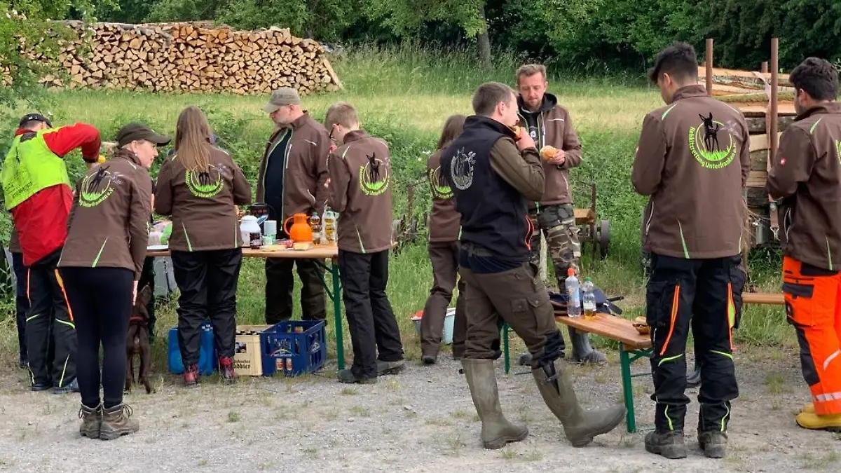 Die Rehkitzretter arbeiten in Gruppen, um die Kitze zu finden.