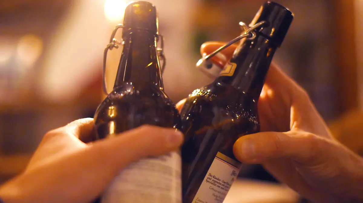 ARCHIV - 30.11.2016, Bayern, Garmisch-Partenkirchen: ILLUSTRATION - Zwei Personen stoßen in einer Kneipe mit Bier an. Angesichts anhaltend hoher Corona-Infektionszahlen schlägt der Bund für Feiern in privaten Räumen eine Obergrenze von 25 Teilnehmern vor. In öffentlichen Räumen solle die Grenze bei maximal 50 Teilnehmern liegen, heißt es in einem der Deutschen Presse-Agentur in Berlin vorliegenden Entwurf einer Beschlussvorlage des Bundes für die Beratungen von Bundeskanzlerin Merkel mit den Ministerpräsidenten an diesem Dienstag. Foto: Angelika Warmuth/dpa +++ dpa-Bildfunk +++