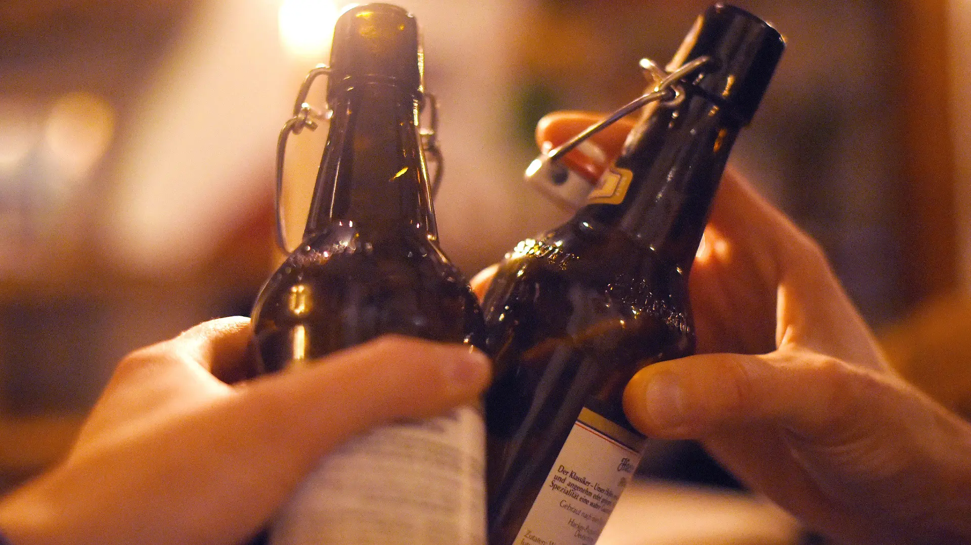 ARCHIV - 30.11.2016, Bayern, Garmisch-Partenkirchen: ILLUSTRATION - Zwei Personen stoßen in einer Kneipe mit Bier an. Angesichts anhaltend hoher Corona-Infektionszahlen schlägt der Bund für Feiern in privaten Räumen eine Obergrenze von 25 Teilnehmern vor. In öffentlichen Räumen solle die Grenze bei maximal 50 Teilnehmern liegen, heißt es in einem der Deutschen Presse-Agentur in Berlin vorliegenden Entwurf einer Beschlussvorlage des Bundes für die Beratungen von Bundeskanzlerin Merkel mit den Ministerpräsidenten an diesem Dienstag. Foto: Angelika Warmuth/dpa +++ dpa-Bildfunk +++