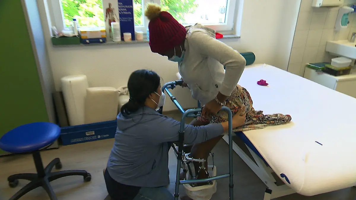 Esther (13) aus Angola steht das erste Mal aufrecht auf den eigenen Beinen!
