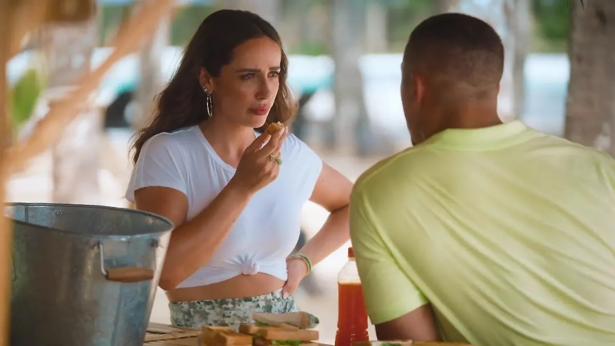 Bei dem was Oguzhan so erzählt bleibt Bachelorette Jennifer Saro beinahe das Sandwich im Hals stecken.