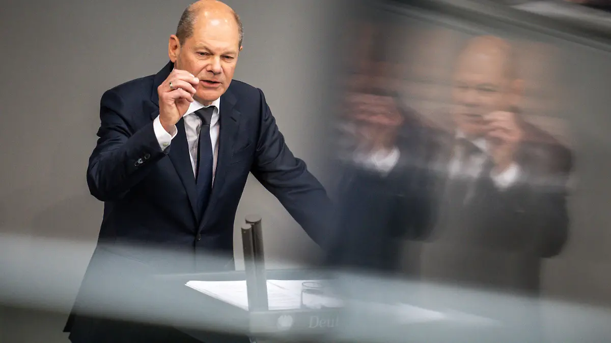 dpatopbilder - 01.06.2022, Berlin: Bundeskanzler Olaf Scholz (SPD) spricht in der Generaldebatte der Haushaltswoche im Bundestag. Der Bundestag stimmt in zweiter Beratung über den Etat 2022 ab. Foto: Michael Kappeler/dpa +++ dpa-Bildfunk +++