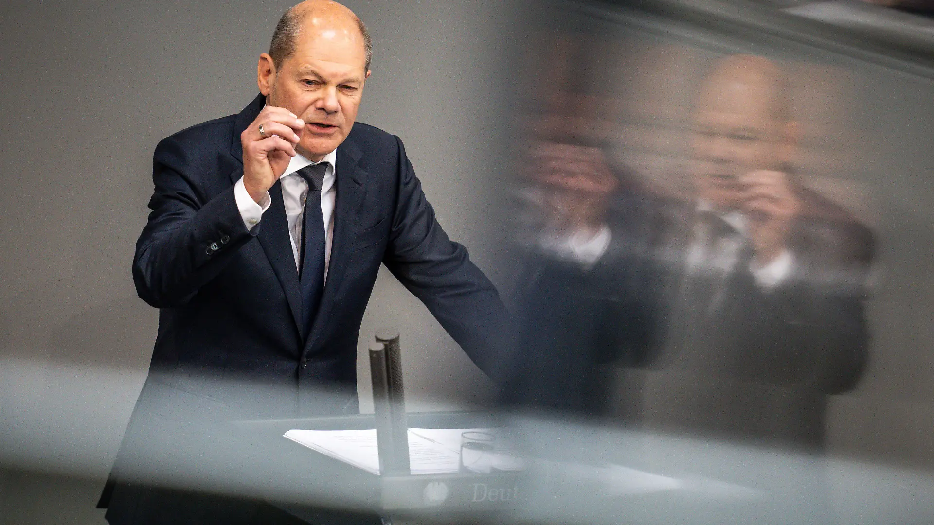 dpatopbilder - 01.06.2022, Berlin: Bundeskanzler Olaf Scholz (SPD) spricht in der Generaldebatte der Haushaltswoche im Bundestag. Der Bundestag stimmt in zweiter Beratung über den Etat 2022 ab. Foto: Michael Kappeler/dpa +++ dpa-Bildfunk +++