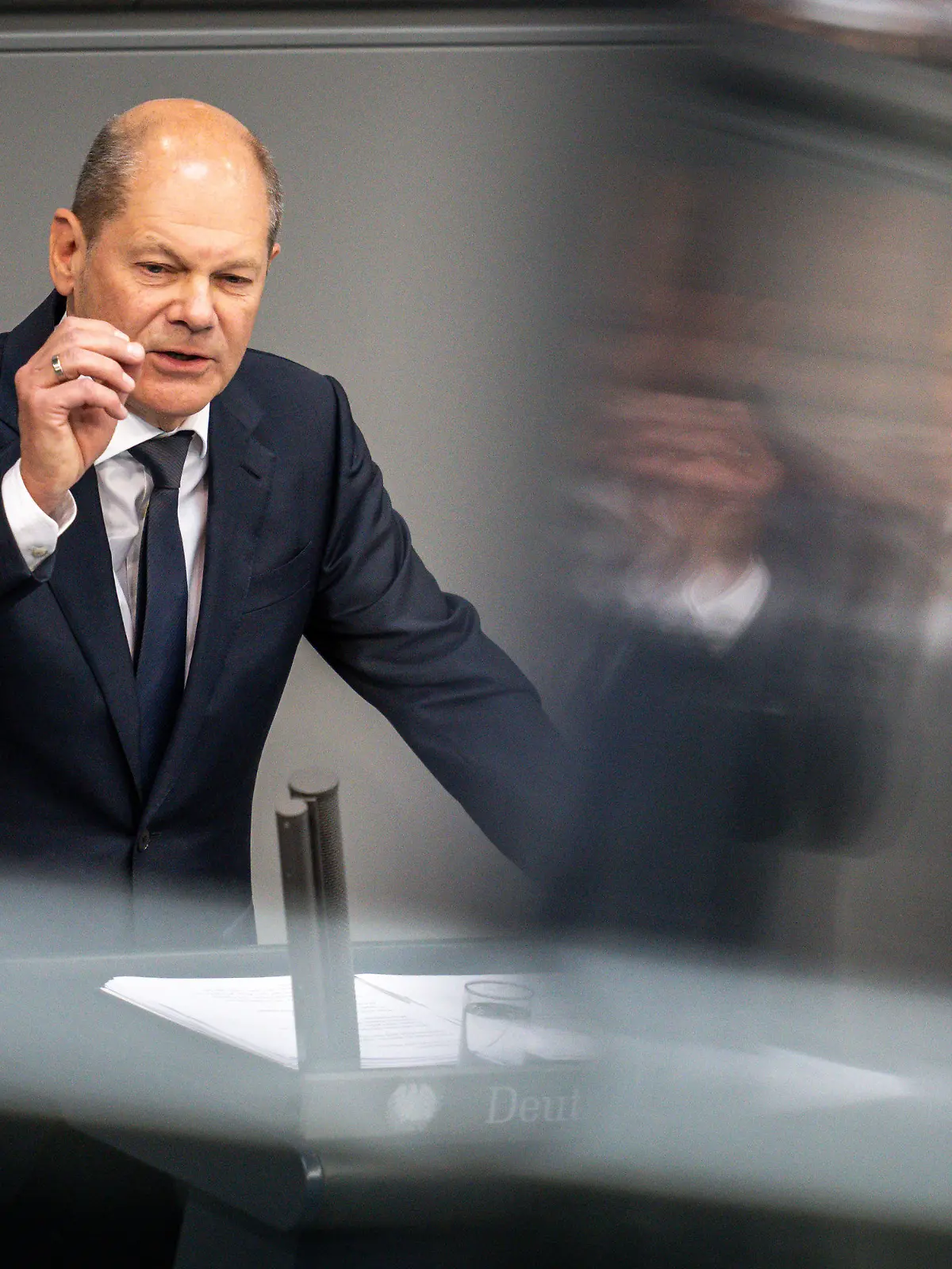 dpatopbilder - 01.06.2022, Berlin: Bundeskanzler Olaf Scholz (SPD) spricht in der Generaldebatte der Haushaltswoche im Bundestag. Der Bundestag stimmt in zweiter Beratung über den Etat 2022 ab. Foto: Michael Kappeler/dpa +++ dpa-Bildfunk +++