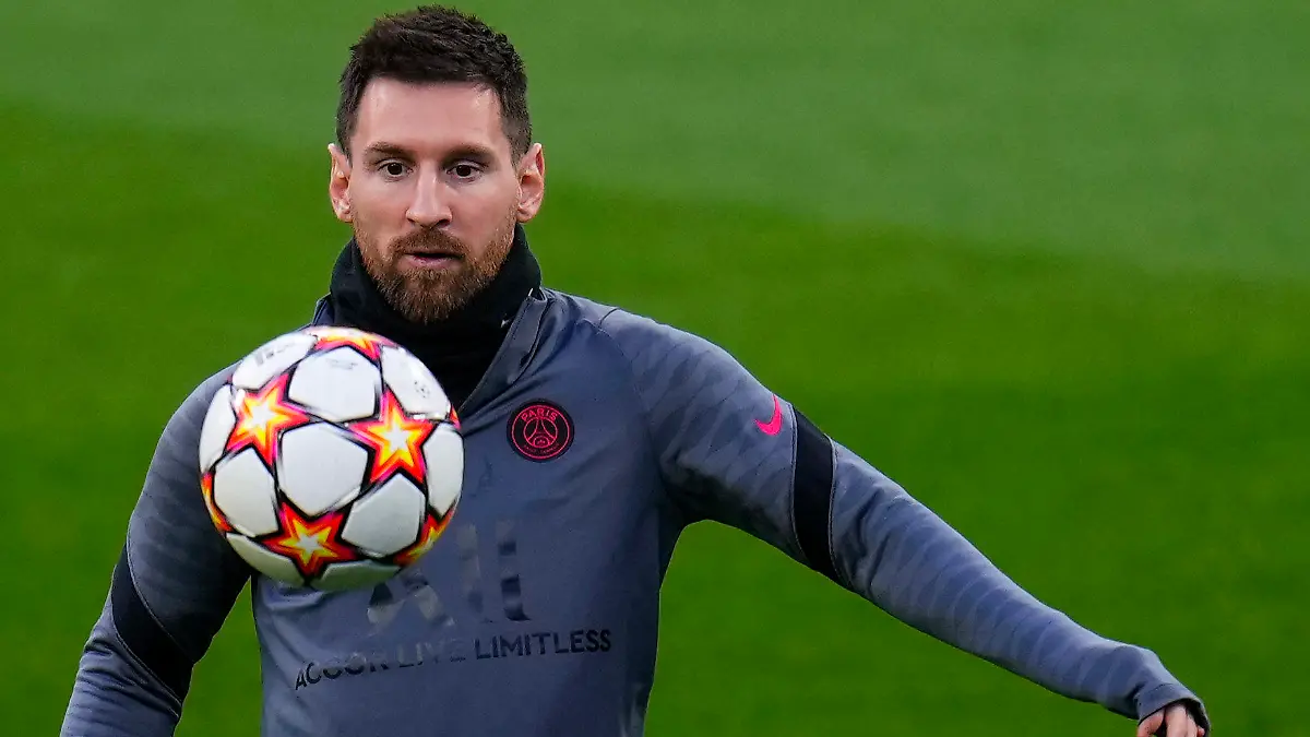 ARCHIV - 08.03.2022, Spanien, Madrid: Lionel Messi von Paris Saint-Germain in Aktion während einer Trainingseinheit im Bernabeu-Stadion. Fußball-Star Lionel Messi ist zum zweiten Mal nach 2019 die Nummer 1 der Sportler-Geldrangliste des Wirtschaftsmagazins «Forbes». Foto: Manu Fernandez/AP/dpa +++ dpa-Bildfunk +++