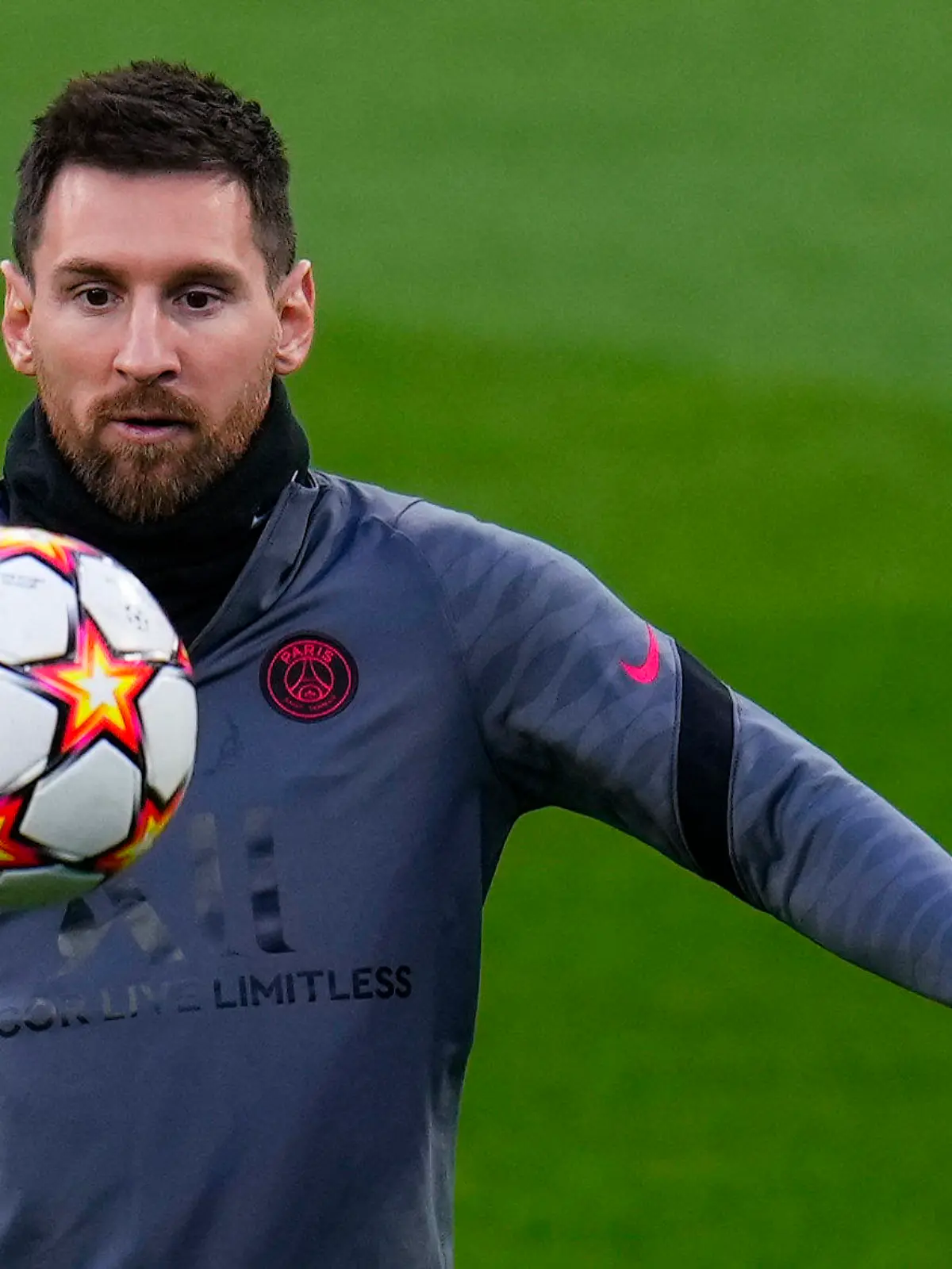 ARCHIV - 08.03.2022, Spanien, Madrid: Lionel Messi von Paris Saint-Germain in Aktion während einer Trainingseinheit im Bernabeu-Stadion. Fußball-Star Lionel Messi ist zum zweiten Mal nach 2019 die Nummer 1 der Sportler-Geldrangliste des Wirtschaftsmagazins «Forbes». Foto: Manu Fernandez/AP/dpa +++ dpa-Bildfunk +++