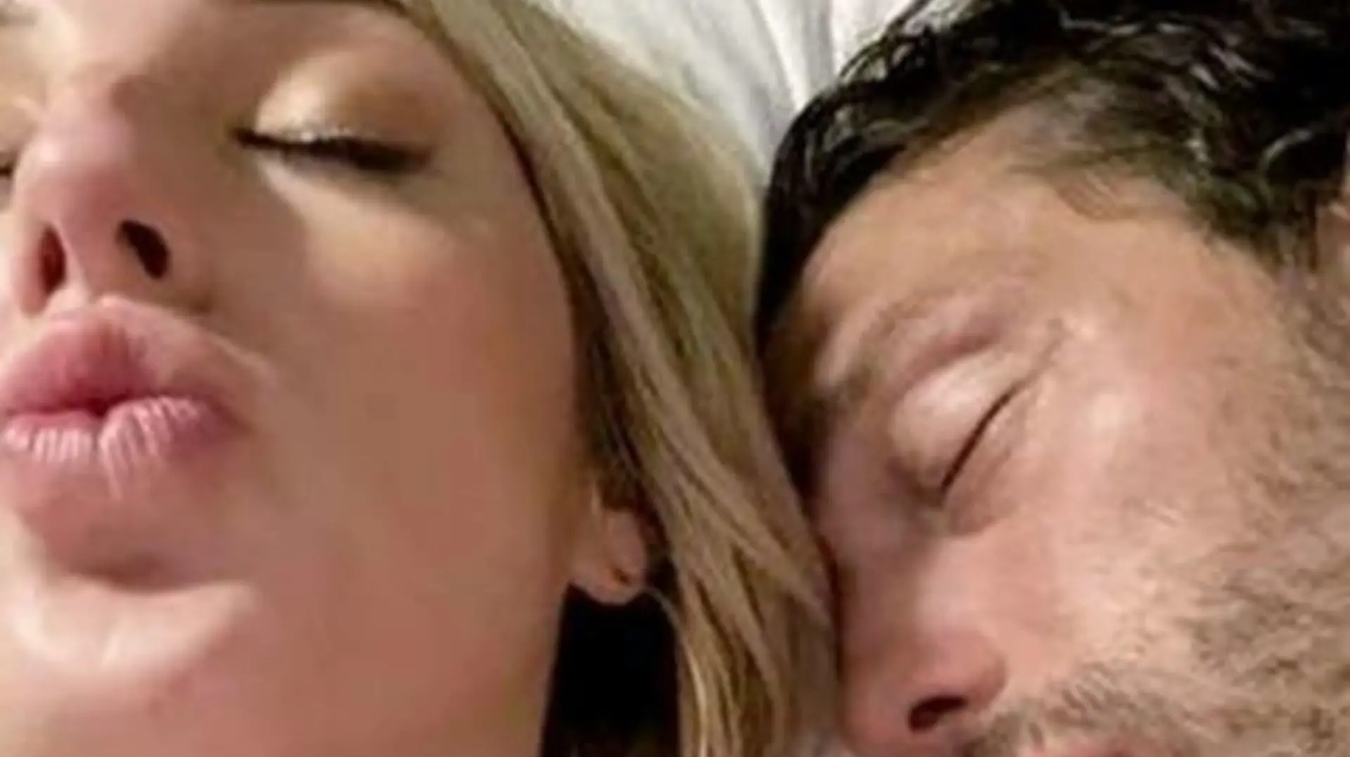 Andy Caroll nach einer durchzechten Nacht mit Barbesitzerin Taylor Jane Wilkey.