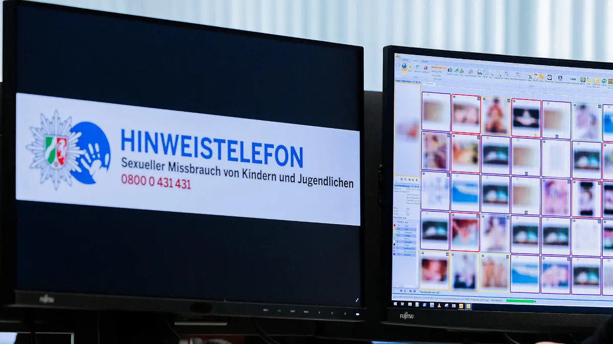 ARCHIV - 22.10.2021, Nordrhein-Westfalen, Düsseldorf: Eine Ermittlerin sitzt im Landeskriminalamt am Hinweistelefon vor Monitoren mit unkenntlich gemachten Fotografien, die teilweise sexuellen Missbrauch zeigen. In Nordrhein-Westfalen gibt es einen neuen Missbrauchskomplex. Polizei und Staatsanwaltschaft wollen am Montag (30.05.2022) über den Stand der Ermittlungen gegen mehr als 70 Tatverdächtige informieren. (zu dpa «Ermittler in Köln informieren über neuen Missbrauchskomplex») Foto: Rolf Vennenbernd/dpa +++ dpa-Bildfunk +++