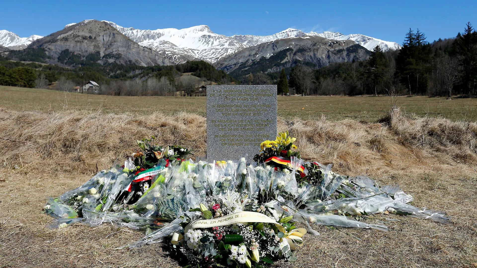 ARCHIV - Flowers at the air crash memorial in Le Vernet, south-eastern France, 27 March 2015. Germanwings Flight 4U 9525, carrying 144 passengers and six crew members from Barcelona, Spain to Dusseldorf, Germany, crashed 24 March in the French Alps, where searchers combed a 4-hectare section of mountain face since 25 March. The co-pilot deliberately crashed the aircraft, French officials said on 26 March. Photo: EPA/GUILLAUME HORCAJUELO (zu dpa "Der Absturz der Germanwings-Maschine in den Alpen und die Folgen" vom 22.07.2015) +++(c) dpa - Bildfunk+++