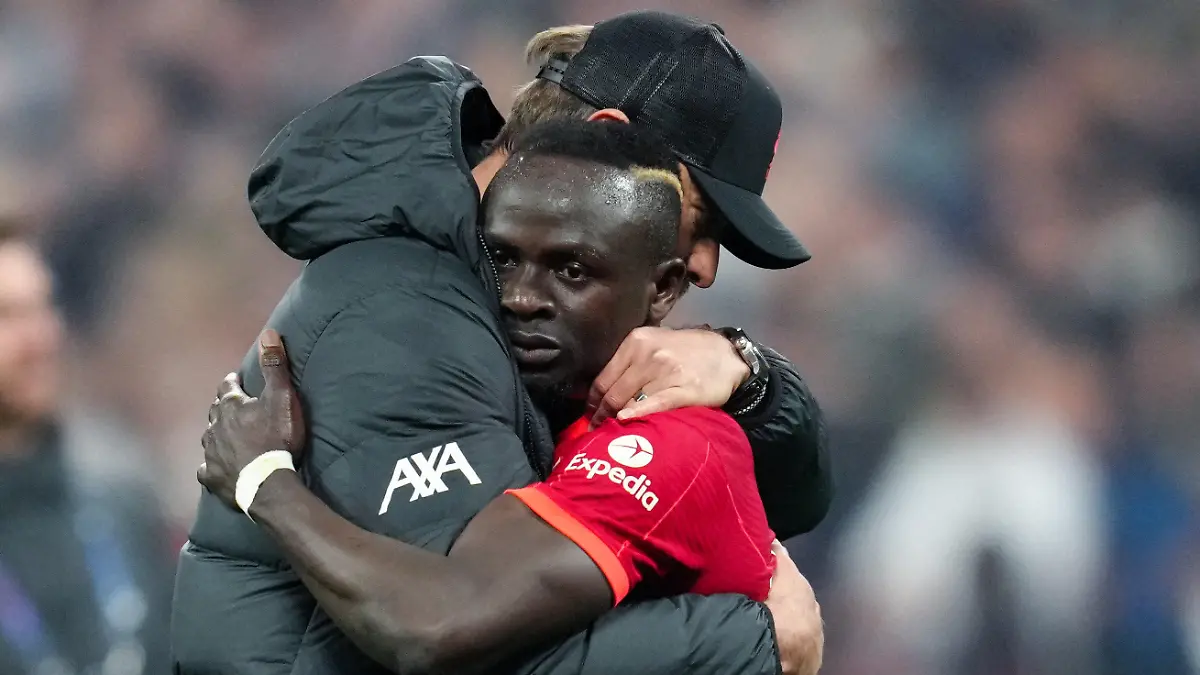 dpatopbilder - 28.05.2022, Frankreich, Paris: Fußball: Champions League, FC Liverpool - Real Madrid, K.o.-Runde, Finale: Liverpools Trainer Jürgen Klopp (l) tröstet Sadio Mane nach der Niederlage. Foto: Nick Potts/PA Wire/dpa +++ dpa-Bildfunk +++