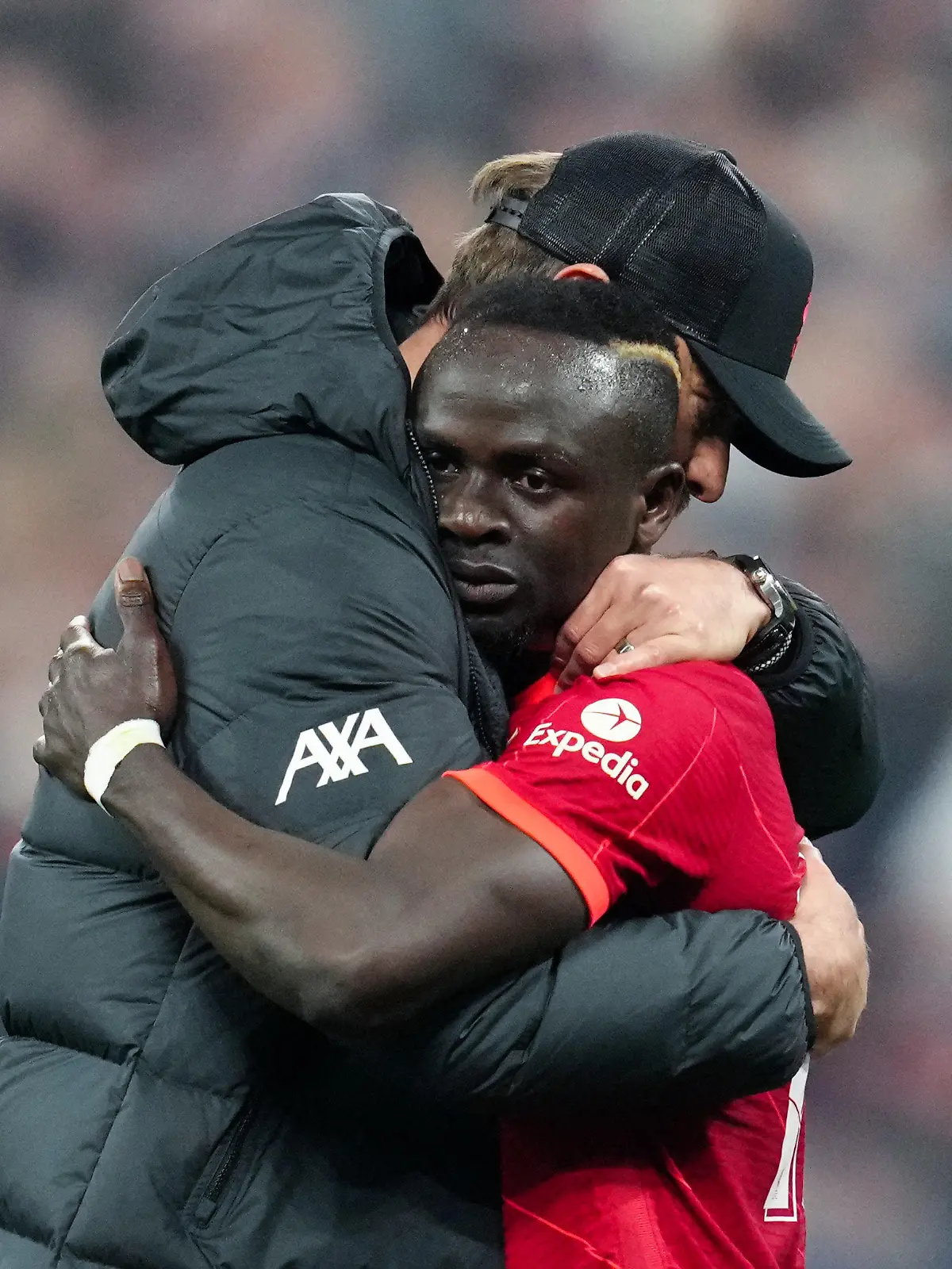 dpatopbilder - 28.05.2022, Frankreich, Paris: Fußball: Champions League, FC Liverpool - Real Madrid, K.o.-Runde, Finale: Liverpools Trainer Jürgen Klopp (l) tröstet Sadio Mane nach der Niederlage. Foto: Nick Potts/PA Wire/dpa +++ dpa-Bildfunk +++