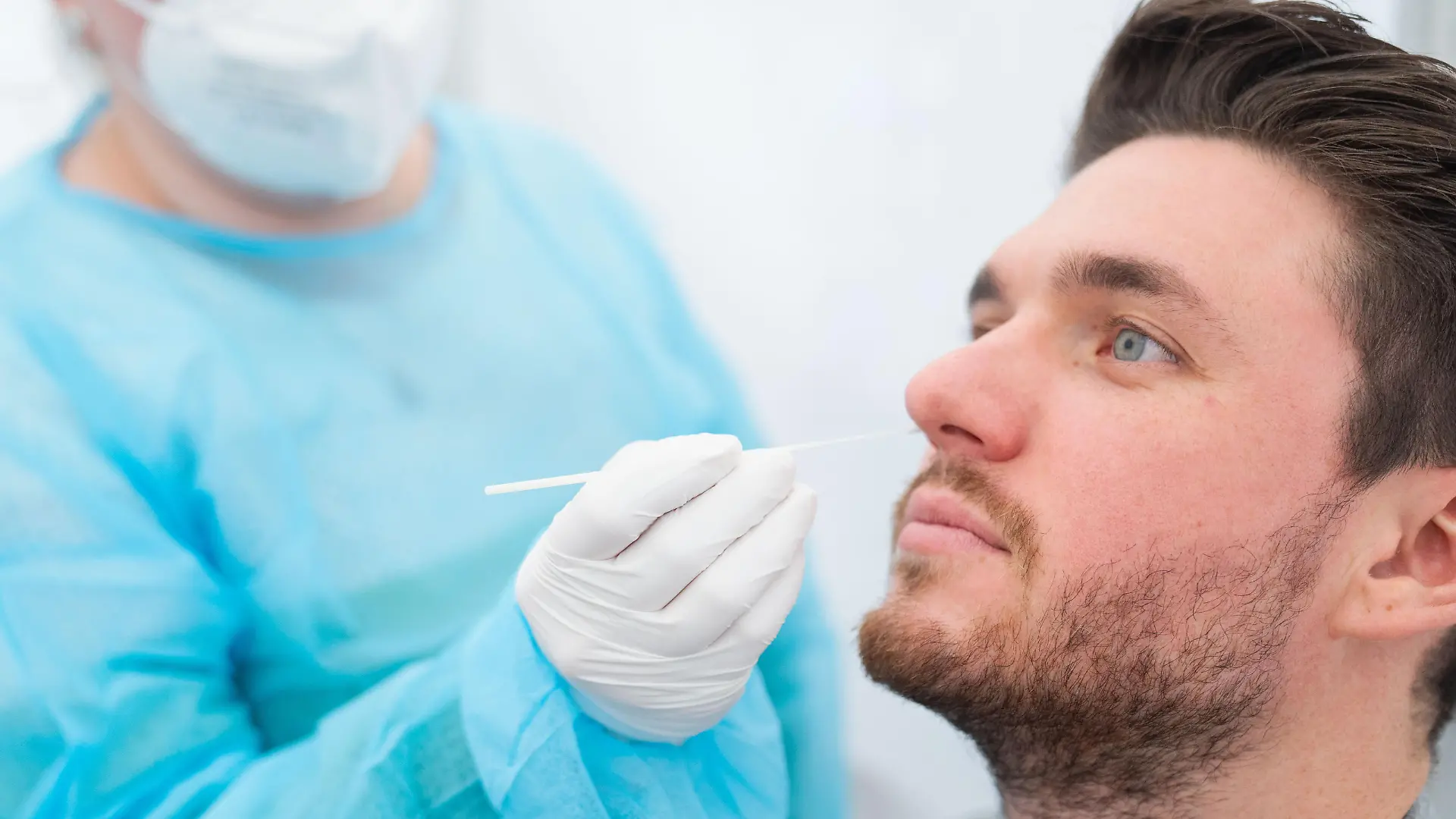 Ein Mitarbeiter von SKF wird vor Arbeitsbeginn im firmeneigenen Corona-Test-Center auf das Coronavirus getestet. Seit dem 24.11. sind Arbeitgeber in Deutschland verpflichtet die 3G-Regelung am Arbeitsplatz durchzuführen und zu kontrollieren.