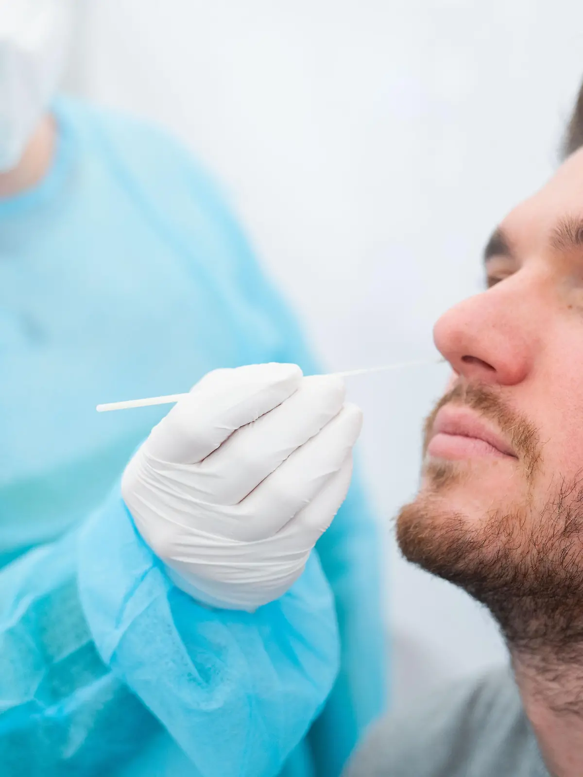 Ein Mitarbeiter von SKF wird vor Arbeitsbeginn im firmeneigenen Corona-Test-Center auf das Coronavirus getestet. Seit dem 24.11. sind Arbeitgeber in Deutschland verpflichtet die 3G-Regelung am Arbeitsplatz durchzuführen und zu kontrollieren.