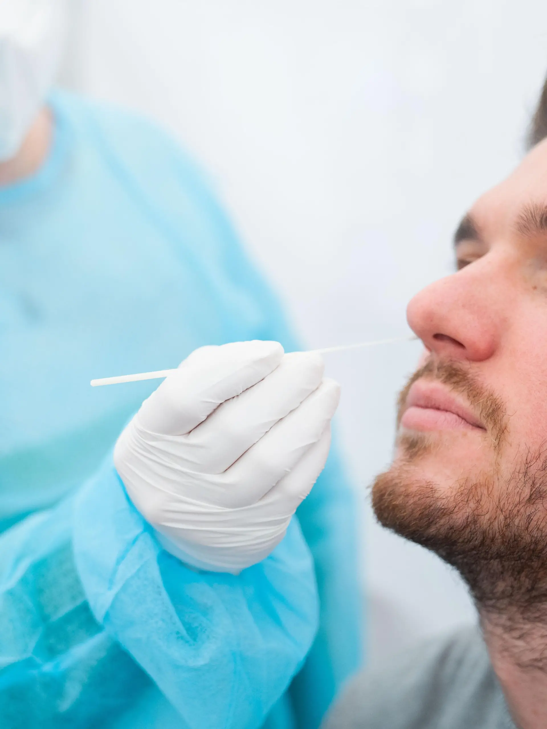 Ein Mitarbeiter von SKF wird vor Arbeitsbeginn im firmeneigenen Corona-Test-Center auf das Coronavirus getestet. Seit dem 24.11. sind Arbeitgeber in Deutschland verpflichtet die 3G-Regelung am Arbeitsplatz durchzuführen und zu kontrollieren.