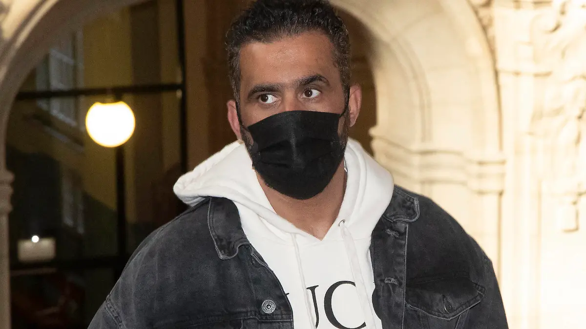  Bild-Motiv: Arafat Abou Chacker Berlin den 21.03.2022 9.30 Strafkammer 38, Saal 500 Delikt: versuchte schwere raeuberische Erpressung, Freiheitsberaubung, gefaehrliche Koerperverletzung, Noetigung, Beleidigung, Untreue u.a. 1 Arafat Abou-Chaker 2 Yasser Abou-Chaker 3 Nasser Abou-Chaker 4 Rommel Abou-Chaker -Sicherheitsverfuegung- -Akkreditierung- Das Verfahren richtet sich gegen Arafat A.-C. und drei seiner Brueder wegen verschiedener Vorwuerfe zum Nachteil des Rappers Bushido. Arafat A.-C. und Anis F. alias Bushido seien einst Partner im Musikgeschaeft gewesen. Die Taten sollen sich im Anschluss der 2017 von Bushido ausgehenden Aufloesung der geschaeftlichen Beziehungen zu Arafat A.-C. ereignet haben. Die Staatsanwaltschaft B
