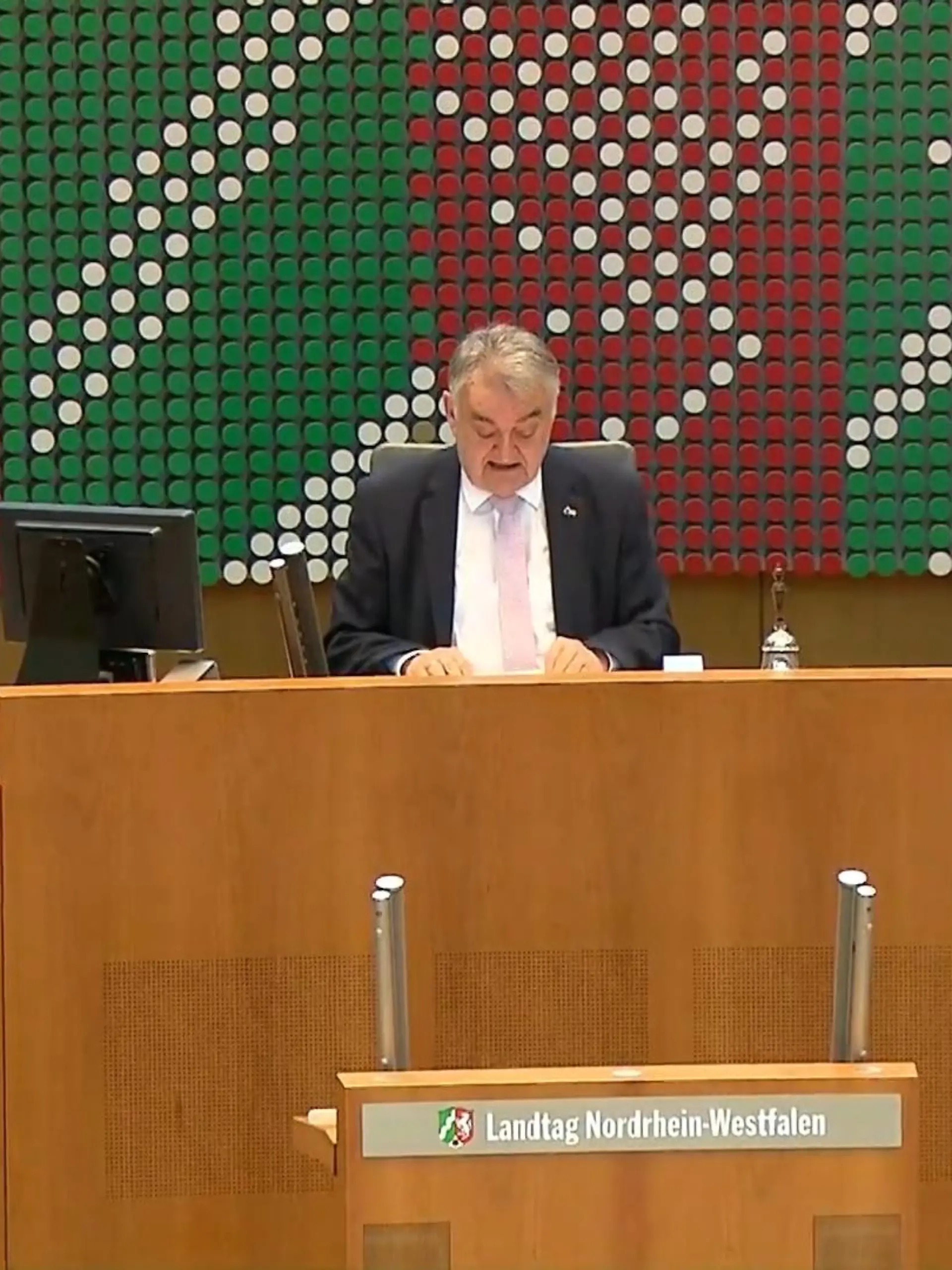 Bild zu: "Neuer Landtag in NRW"
