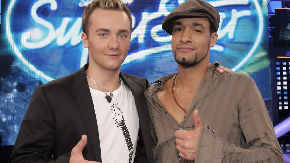 Martin Stosch (l) und Mark Medlock stehen nach der achten Mottoshow beim RTL-Gesangswettbewerb "Deutschland sucht den Superstar" am Samstag (28.04.2007) in Köln im Finale. Mit jeweils drei Liedern sangen sie um die Gunst der Zuschauer. Für Lisa Bund ging der Superstar-Traum zu Ende, sie erhielt die wenigsten Anrufe. Foto: Jörg Carstensen dpa/lnw +++(c) dpa - Bildfunk+++