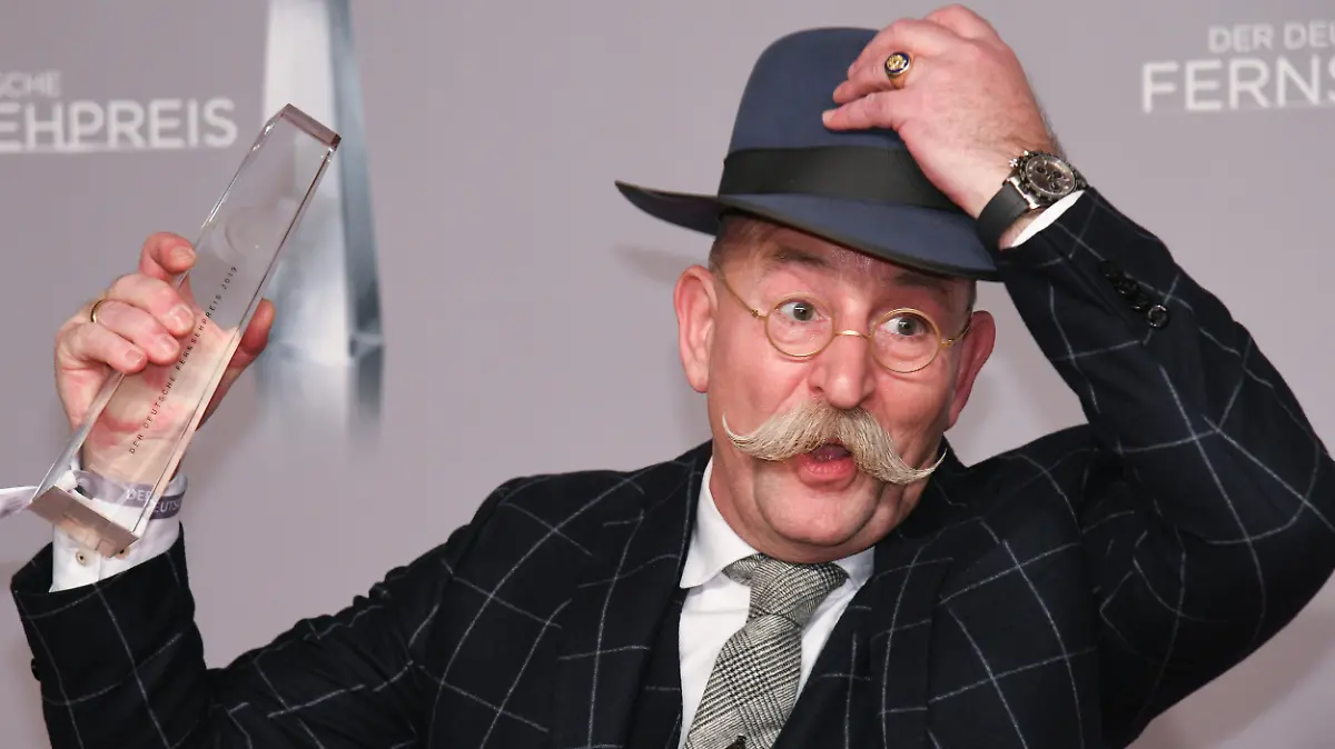 31.01.2019, Nordrhein-Westfalen, Düsseldorf: Horst Lichter freut sich nach der Verleihung des Deutschen Fernsehpreis 2019 über die Auszeichnung in der Kategorie "Bestes Factual Entertainment" für seine Sendung "Bares für Rares". Zum 20. Mal wird der von ARD, RTL, SAT.1 und ZDF gestiftete Deutsche Fernsehpreis verliehen. Foto: Henning Kaiser/dpa