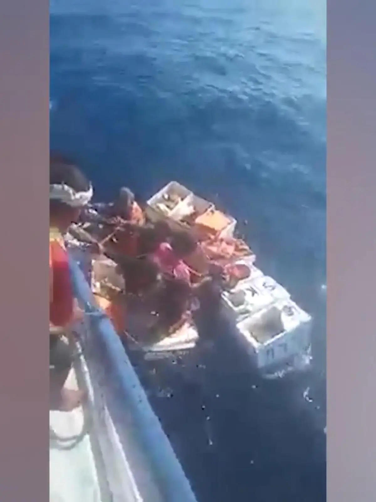 Vier Seeleute eines vermissten Frachtschiffes wurden lebend gefunden, nachdem sie sich an Styropor-Eisboxen festgehalten hatten und vier Tage lang im Meer trieben. Die Besatzungsmitglieder befanden sich an Bord des Schiffes Zidane Express, als es am vergangenen Freitag, dem 27. Mai, vor der indonesischen Küste von starken Wellen umgeworfen wurde.