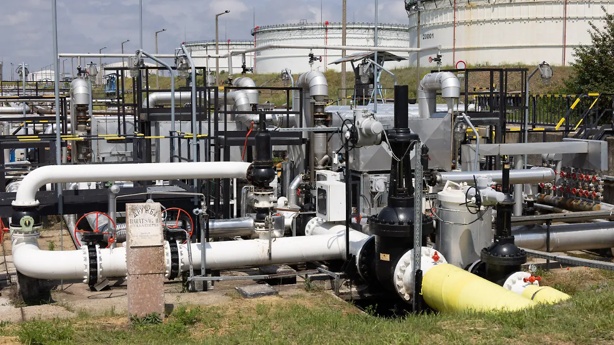 (220528) -- SZAZHALOMBATTA, May 28, 2022 (Xinhua) -- Photo taken on May 24, 2022 shows the entry point of the Druzhba pipeline between Hungary and Russia at the Danube Refinery in Szazhalombatta, Hungary. MOL Group's Danube Refinery is one of the largest refineries in the Central and Eastern European region with a refining capacity of 165,000 barrels per day. (Photo by Attila Volgyi/Xinhua)