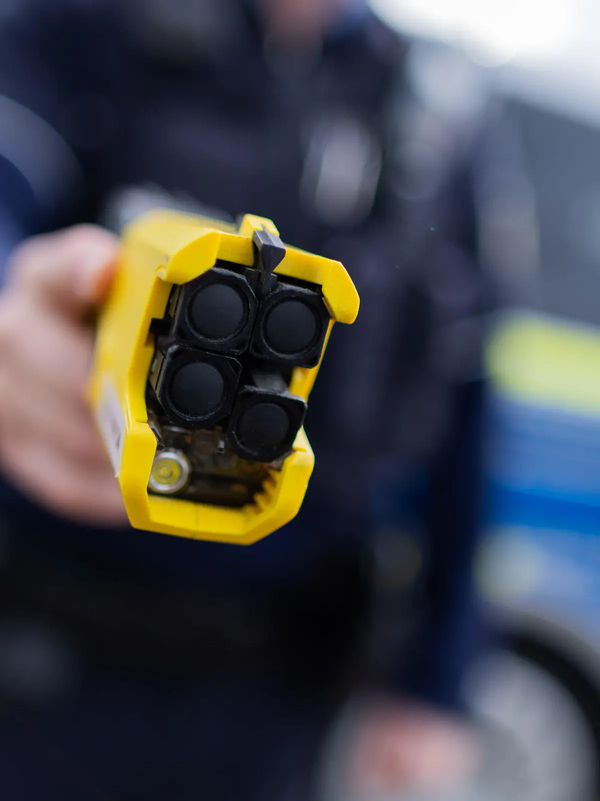 PRODUKTION - 07.03.2024, Nordrhein-Westfalen, Düsseldorf: Ein Polizist hält einen Taser (Distanzelektroimpulsgerät) in den Händen. Das Gerät sendet nach Abschuss zweier Elektroden Stromimpulse ab. (zu dpa: «Polizei greift öfter zum Taser - drückt aber selten ab») Foto: Rolf Vennenbernd/dpa +++ dpa-Bildfunk +++