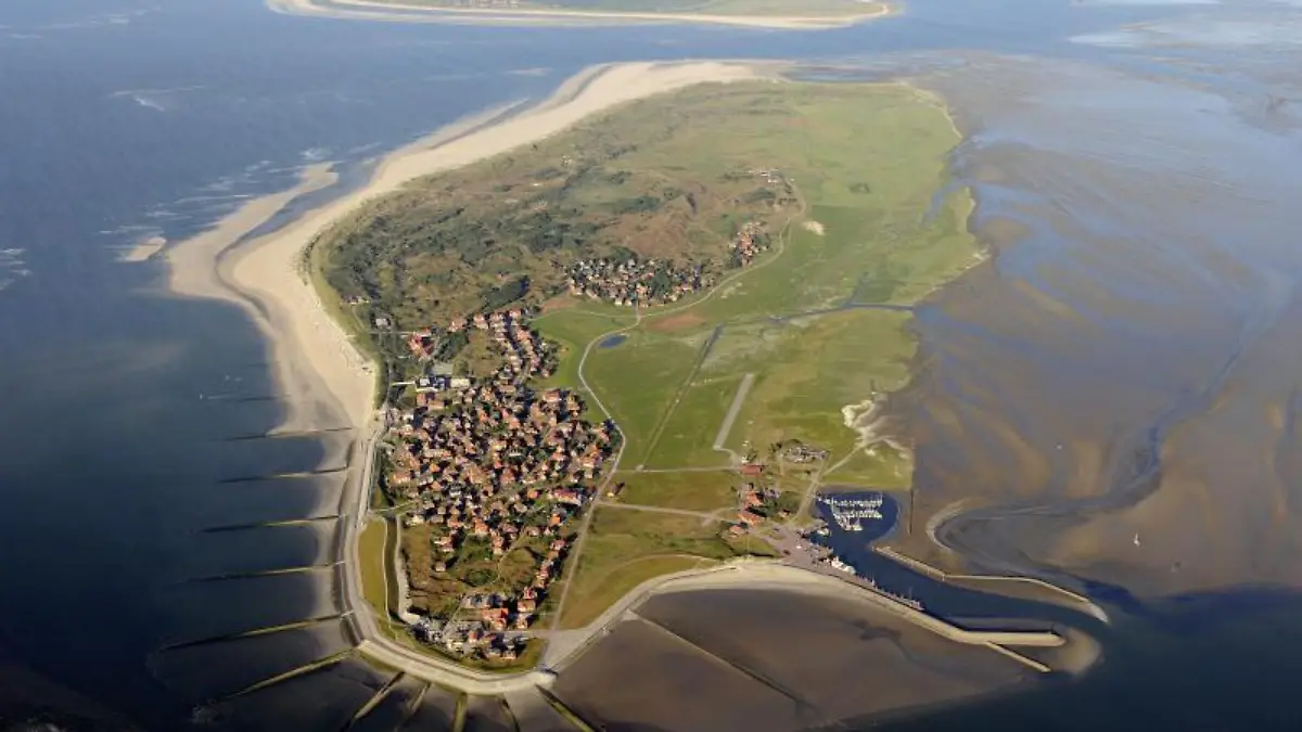 Eine Luftaufnahme der ostfriesischen Insel Baltrum