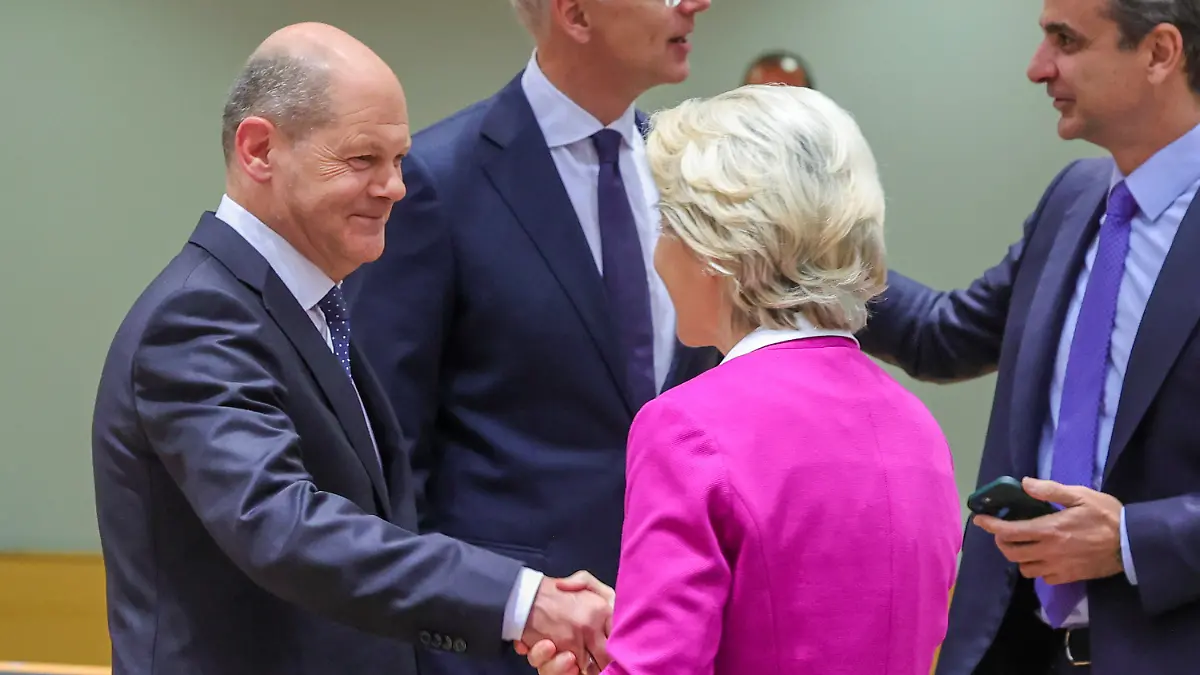 30.05.2022, Belgien, Brüssel: Bundeskanzler Olaf Scholz (SPD, l) und Ursula von der Leyen, Präsidentin der Europäischen Kommission, schütteln sich vor einem außerordentlichen Treffen der EU-Staats- und Regierungschefs die Hand. Im Streit um ein Öl-Embargo gegen Russland hat sich bei einem EU-Sondergipfel ein Kompromiss auf ein deutlich eingeschränktes Einfuhrverbot abgezeichnet. Foto: Olivier Matthys/AP/dpa +++ dpa-Bildfunk +++
