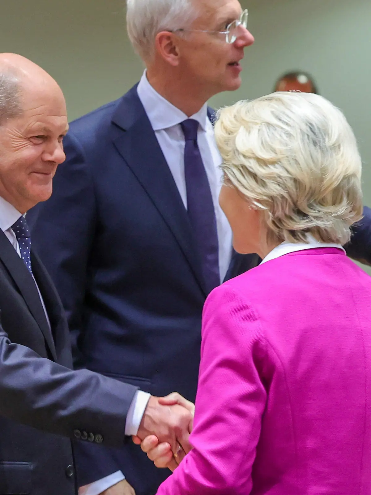30.05.2022, Belgien, Brüssel: Bundeskanzler Olaf Scholz (SPD, l) und Ursula von der Leyen, Präsidentin der Europäischen Kommission, schütteln sich vor einem außerordentlichen Treffen der EU-Staats- und Regierungschefs die Hand. Im Streit um ein Öl-Embargo gegen Russland hat sich bei einem EU-Sondergipfel ein Kompromiss auf ein deutlich eingeschränktes Einfuhrverbot abgezeichnet. Foto: Olivier Matthys/AP/dpa +++ dpa-Bildfunk +++