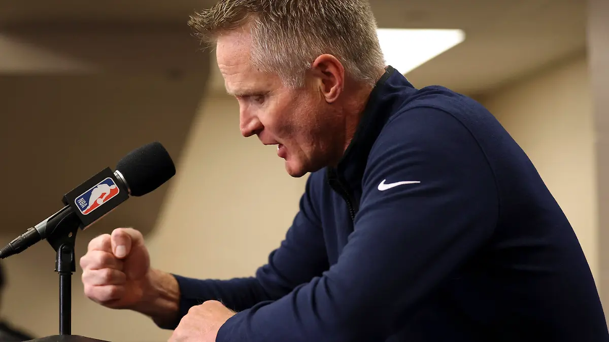 24.05.2022, USA, Dallas: Als Reaktion auf die Schüsse an einer Schule in Uvalde, Texas gibt Steve Kerr, Trainer der Golden State Warriors, eine Erklärung ab, bevor die Warriors gegen die Dallas Mavericks in Spiel 4 der Western Conference Finals der NBA-Basketball-Playoffs in Dallas spielen. Der US-amerikanische Basketball-Meistertrainer hat mit einer emotionalen Rede auf das jüngste Schulmassaker in den USA reagiert. (ZU dpa "Warriors-Coach Kerr nach Schulattentat: «Ich bin es so leid»") Foto: Scott Strazzante/San Francisco Chronicle/dpa - ACHTUNG: Nur zur redaktionellen Verwendung im Zusammenhang mit der aktuellen Berichterstattung und nur mit vollständiger Nennung des vorstehenden Credits +++ dpa-Bildfunk +++