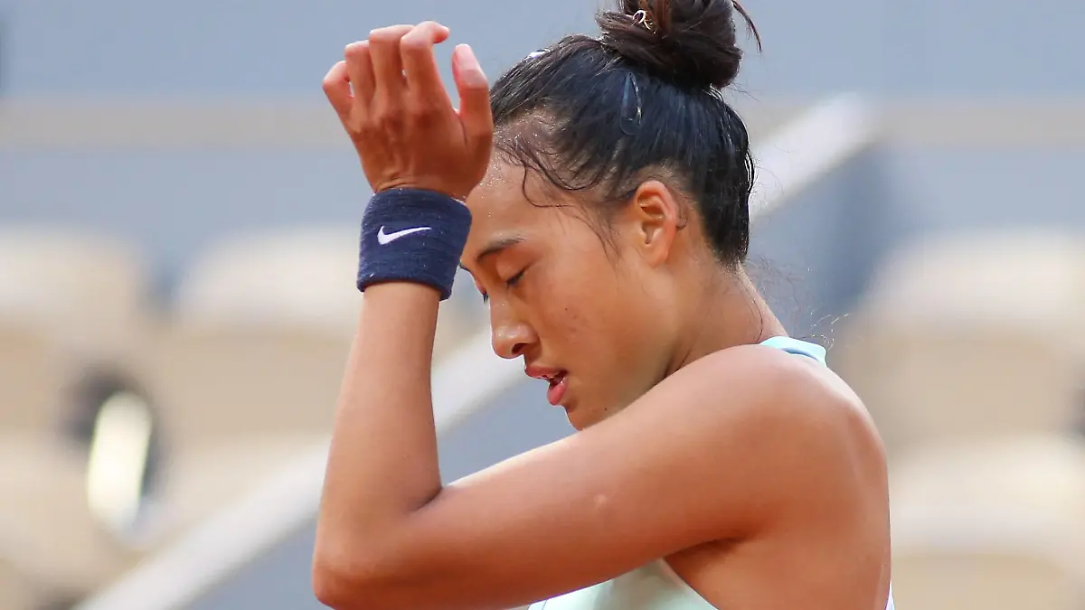 2022 French Open - Day Nine Zheng Qinwen during her match against Iga Swiatek on Philipe Chatrier court in the 2022 French Open 4th Round. Paris France PUBLICATIONxNOTxINxFRA Copyright: xIbrahimxEzzatx originalFilename:ezzat-notitle220530_npNbw.jpg