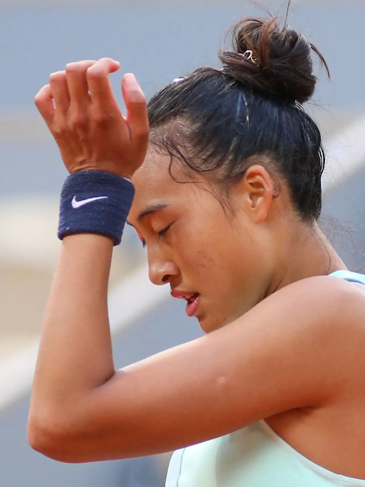  2022 French Open - Day Nine Zheng Qinwen during her match against Iga Swiatek on Philipe Chatrier court in the 2022 French Open 4th Round. Paris France PUBLICATIONxNOTxINxFRA Copyright: xIbrahimxEzzatx originalFilename:ezzat-notitle220530_npNbw.jpg