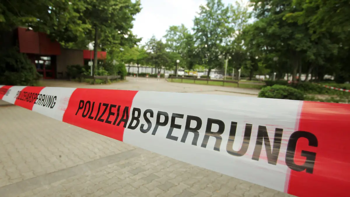 Ein Tatort vor einer Gesamtschule ist am 09.07.2013 in Hattersheim (Hessen) mit Absperrband der Polizei abgesteckt. Ein 28 Jahre alter Mann war am Vorabend in Hattersheim (Main-Taunus-Kreis) niedergestochen worden und gestorben. Passanten hatten den schwer verletzten Mann auf dem Parkplatz der Gesamtschule in Hattersheim entdeckt. Er verstarb kurz darauf in einem Frankfurter Krankenhaus. Foto: Fredrik von Erichsen/dpa (zu dpa/lhe "Hattersheim: 28-Jähriger niedergestochen, 19-Jähriger überfahren" vom 09.07.2013) +++(c) dpa - Bildfunk+++