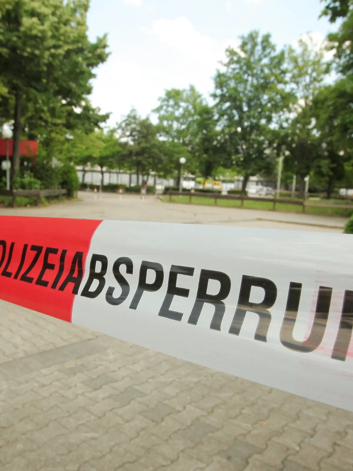 Ein Tatort vor einer Gesamtschule ist am 09.07.2013 in Hattersheim (Hessen) mit Absperrband der Polizei abgesteckt. Ein 28 Jahre alter Mann war am Vorabend in Hattersheim (Main-Taunus-Kreis) niedergestochen worden und gestorben. Passanten hatten den schwer verletzten Mann auf dem Parkplatz der Gesamtschule in Hattersheim entdeckt. Er verstarb kurz darauf in einem Frankfurter Krankenhaus. Foto: Fredrik von Erichsen/dpa (zu dpa/lhe "Hattersheim: 28-Jähriger niedergestochen, 19-Jähriger überfahren" vom 09.07.2013) +++(c) dpa - Bildfunk+++