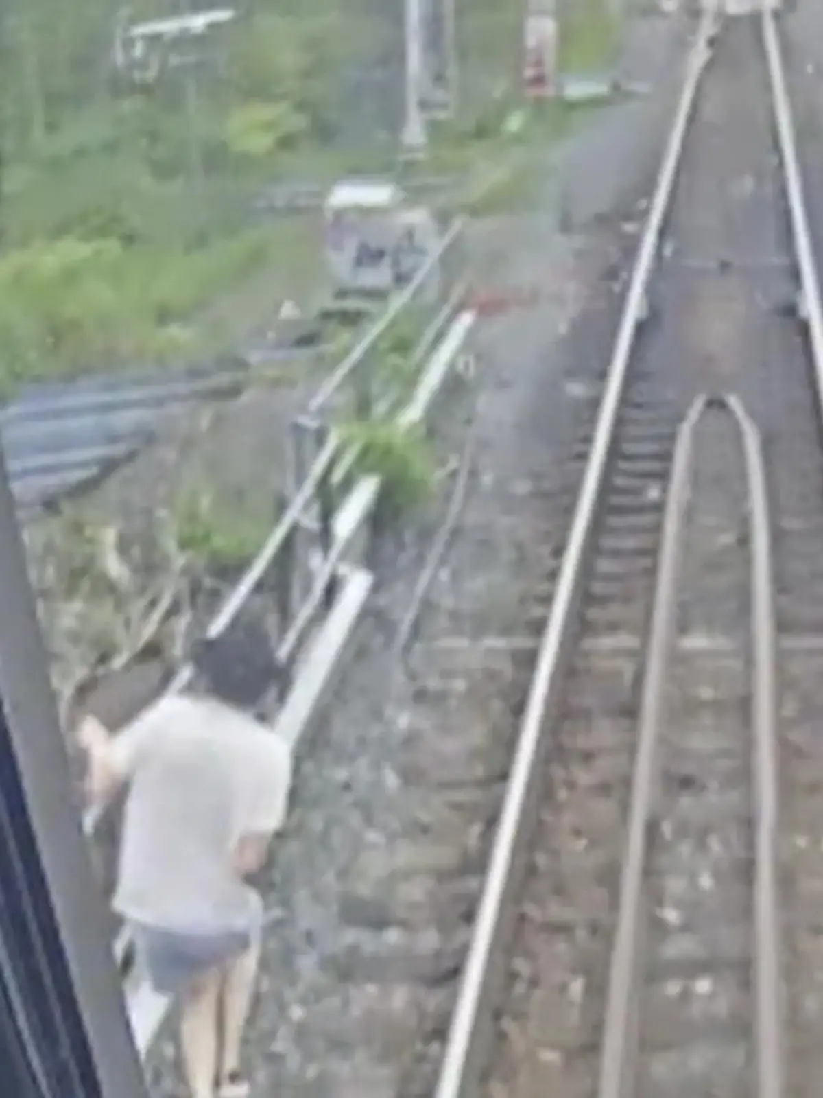 Das war Rettung in letzter Sekunde. Diese Videoaufnahmen zeigen, wie gefährlich es ist, wenn man sich, wie diese Jugendlichen, auf einem befahrenen Gleis aufhält.