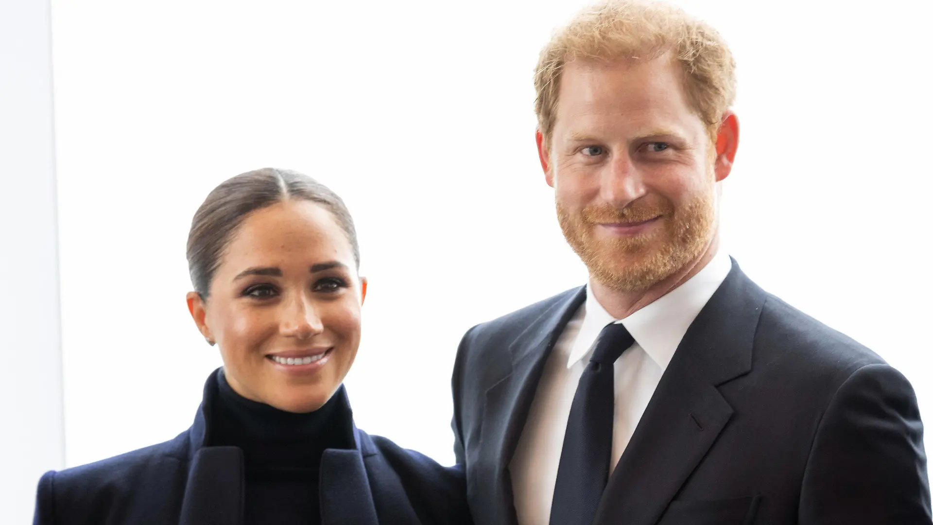 ARCHIV - 23.09.2021, USA, New York: Meghan, Herzogin von Sussex, und ihr Ehemann Prinz Harry, Herzog von Sussex, stehen im Observatorium im One World Trade Center. Queen-Enkel Prinz Harry und seine Ehefrau Herzogin Meghan haben überraschend Königin Elizabeth II. auf Schloss Windsor besucht. (zu dpa «Harry und Meghan legen Überraschungsbesuch bei der Queen ein») Foto: Taidgh Barron/ZUMA Press Wire/dpa +++ dpa-Bildfunk +++