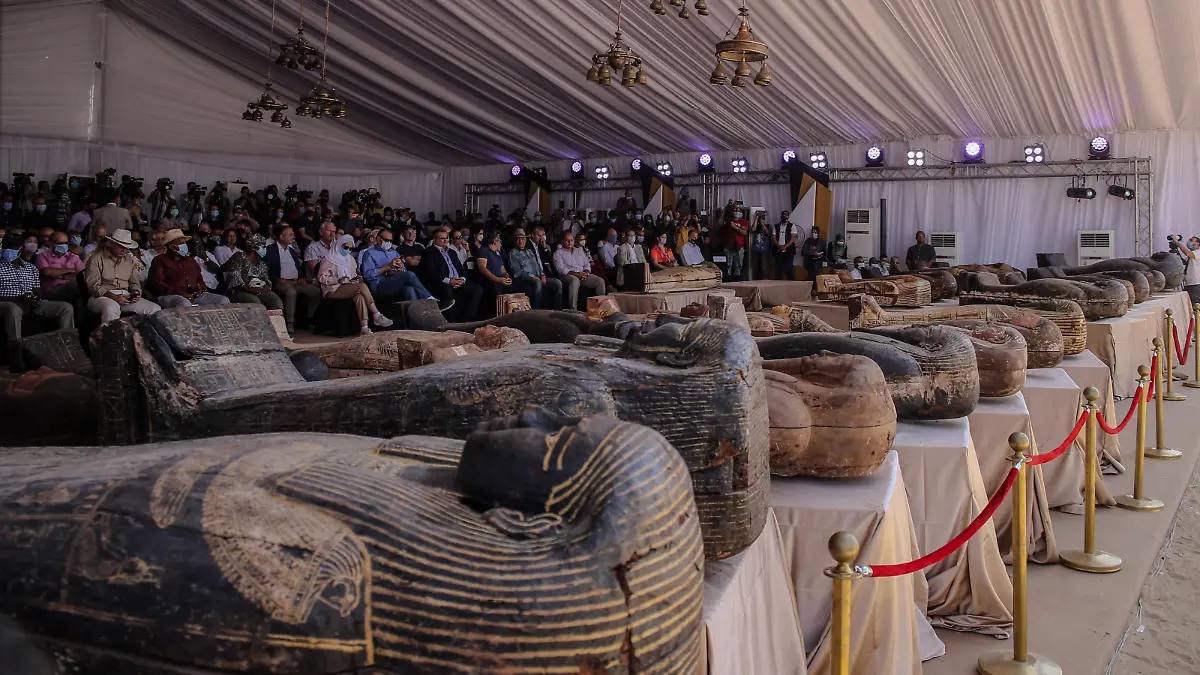 Die neu entdeckten Särge werden während einer Pressekonferenz in der Grabstätte von Sakkara ausgestellt. Insgesamt seien 59 Särge gefunden worden, die seit fast 2600 Jahren nicht geöffnet worden seien
