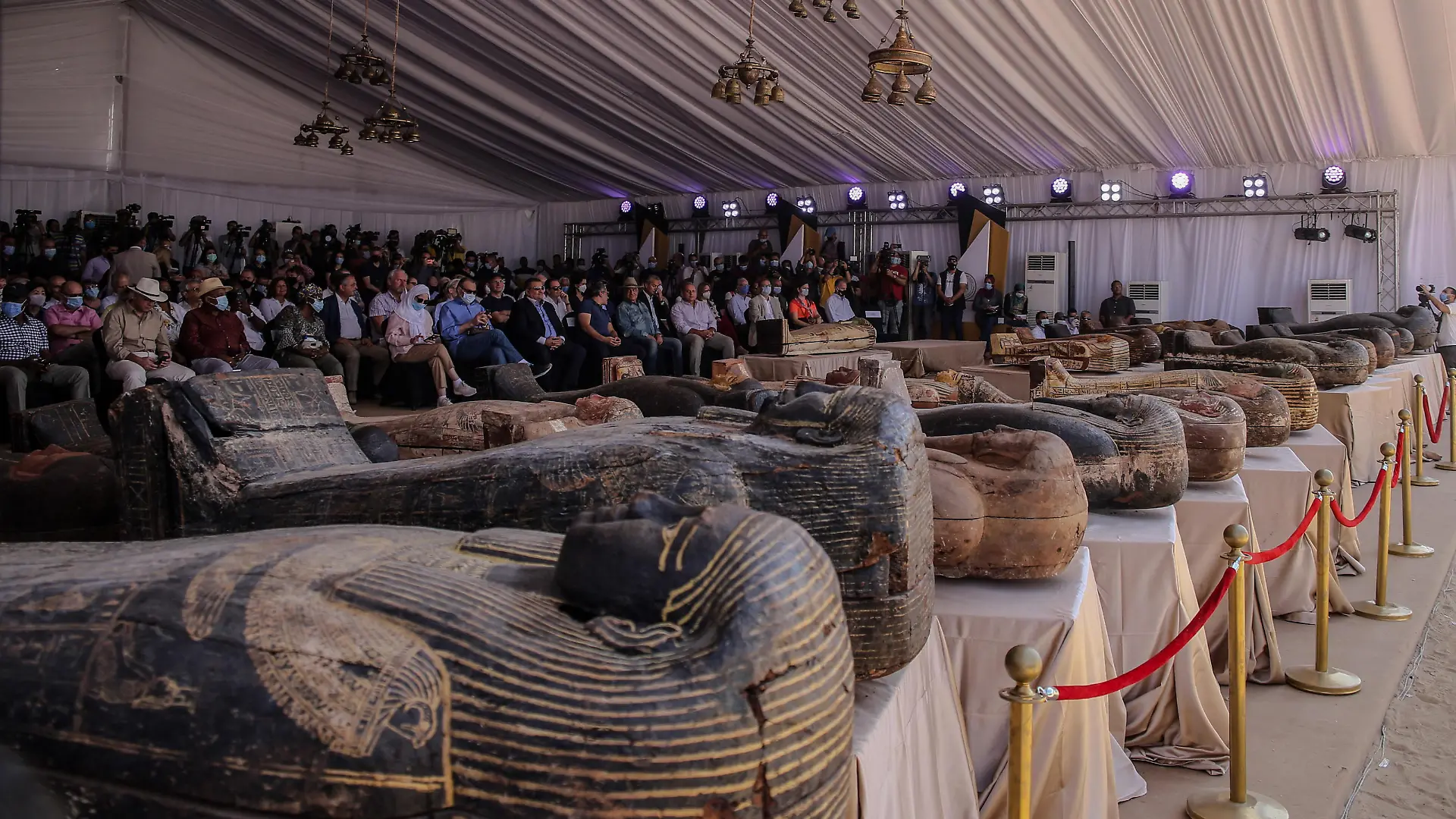 Die neu entdeckten Särge werden während einer Pressekonferenz in der Grabstätte von Sakkara ausgestellt. Insgesamt seien 59 Särge gefunden worden, die seit fast 2600 Jahren nicht geöffnet worden seien