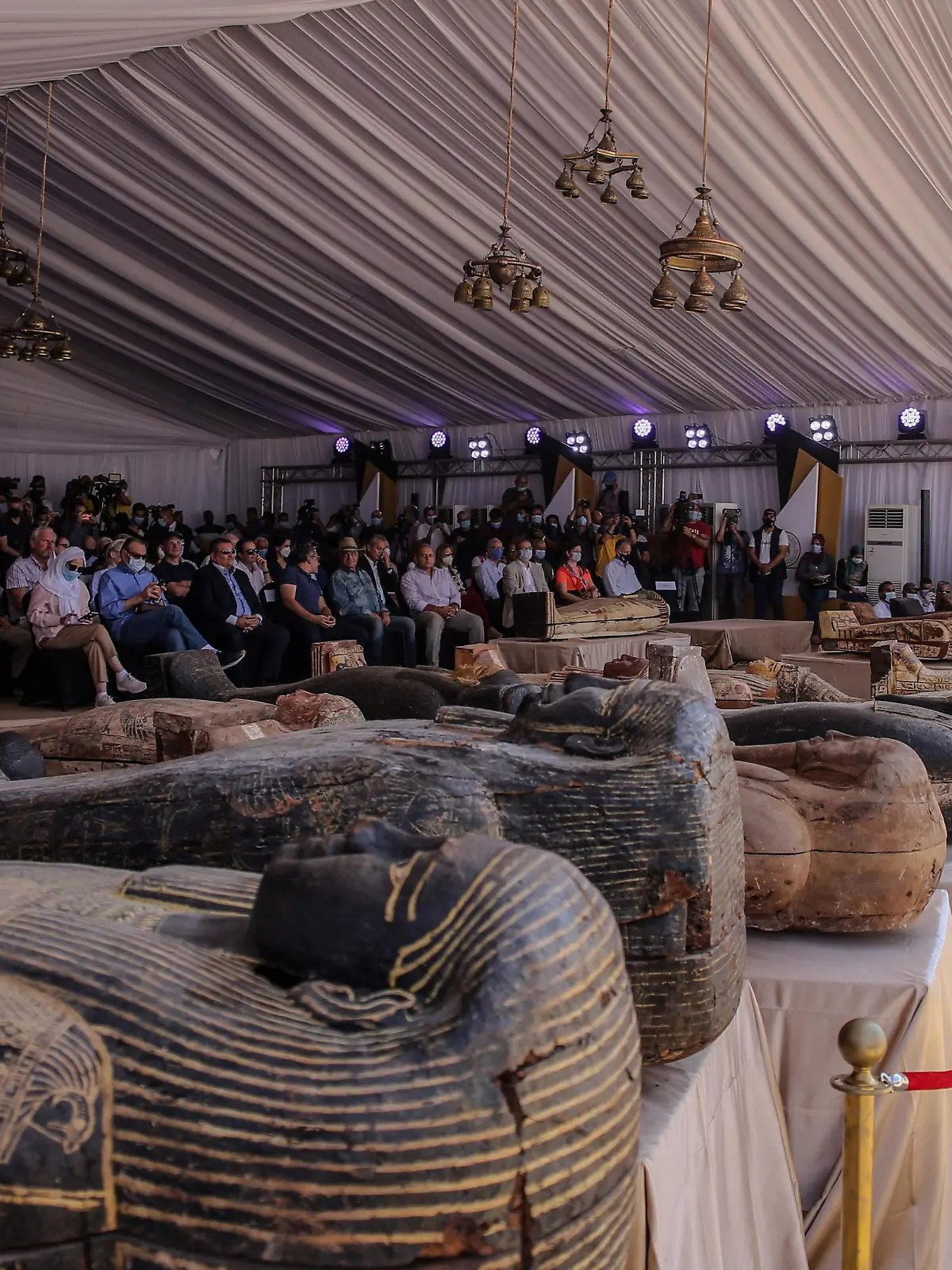 Die neu entdeckten Särge werden während einer Pressekonferenz in der Grabstätte von Sakkara ausgestellt. Insgesamt seien 59 Särge gefunden worden, die seit fast 2600 Jahren nicht geöffnet worden seien