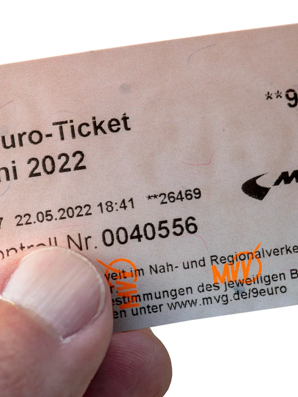  9-Euro-Monatsticket für den Monat Juni, Verkauf ab heute, München, 22. Mai 2022 Deutschland, München, 22. Mai 2022, 9-Euro-Ticket für den Monat Juni, MVG, Münchner Verkehrsgesellschaft, Verkauf ab heute, Ticket verbilligt, billiges Monatsticket, Monatskarte, Verbilligung der Ticketpreise, Entlastungspaket, Entlastung, entlasten, Ukrainekrieg, Preis, Preise, Tarif, Freisteller, Sachaufnahme, 2022, Bayern, bayerisch, Oberbayern, *** 9 Euro monthly ticket for the month of June, sale as of today, Munich, 22 May 2022 Germany, Munich, 22 May 2022, 9 Euro ticket for the month of June, MVG, Munich transport company, sale as of today, ticket discounted, cheap monthly ticket, monthly ticket, ticket price reduction, relief package, relief, reliev