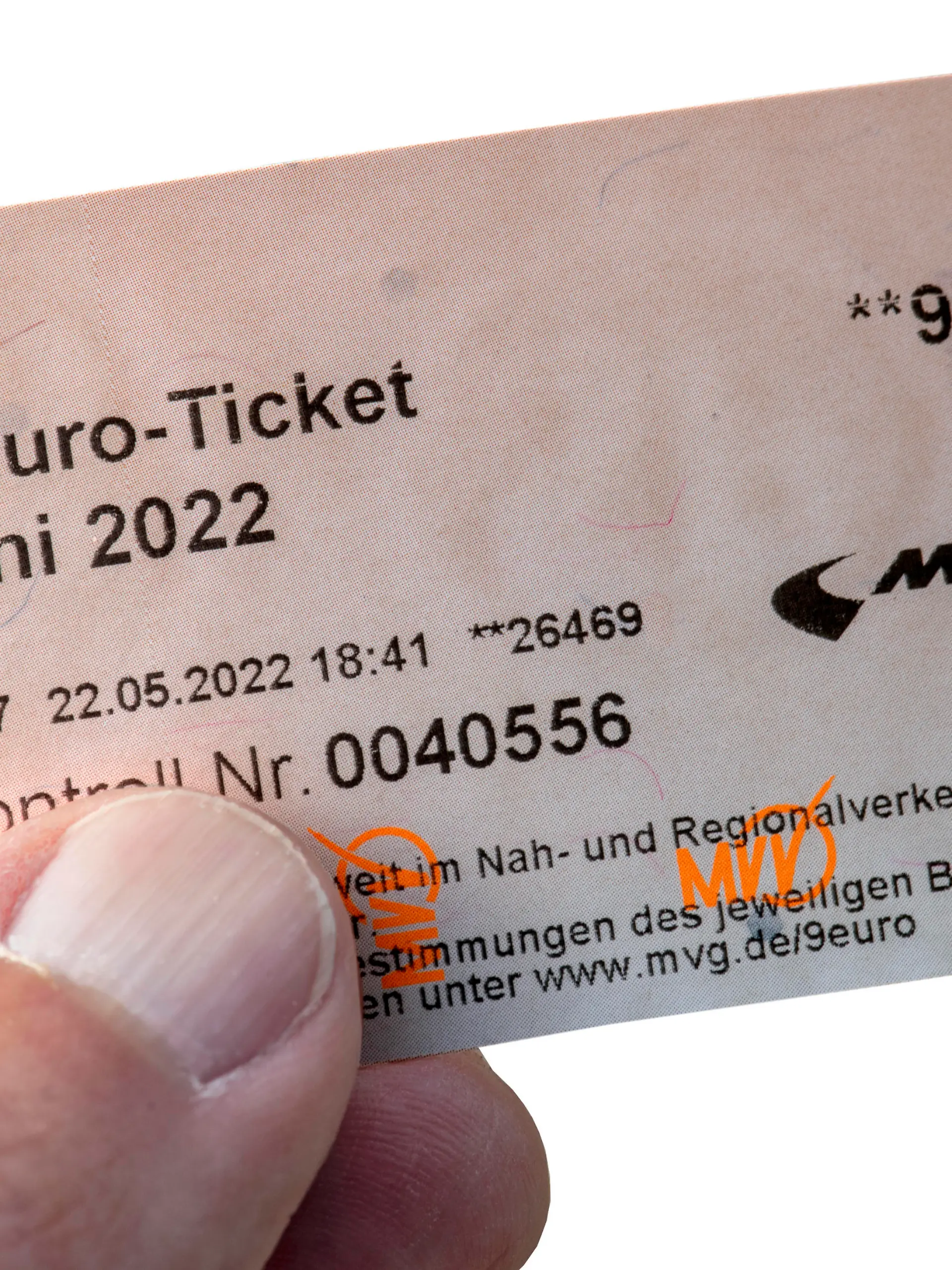  9-Euro-Monatsticket für den Monat Juni, Verkauf ab heute, München, 22. Mai 2022 Deutschland, München, 22. Mai 2022, 9-Euro-Ticket für den Monat Juni, MVG, Münchner Verkehrsgesellschaft, Verkauf ab heute, Ticket verbilligt, billiges Monatsticket, Monatskarte, Verbilligung der Ticketpreise, Entlastungspaket, Entlastung, entlasten, Ukrainekrieg, Preis, Preise, Tarif, Freisteller, Sachaufnahme, 2022, Bayern, bayerisch, Oberbayern, *** 9 Euro monthly ticket for the month of June, sale as of today, Munich, 22 May 2022 Germany, Munich, 22 May 2022, 9 Euro ticket for the month of June, MVG, Munich transport company, sale as of today, ticket discounted, cheap monthly ticket, monthly ticket, ticket price reduction, relief package, relief, reliev