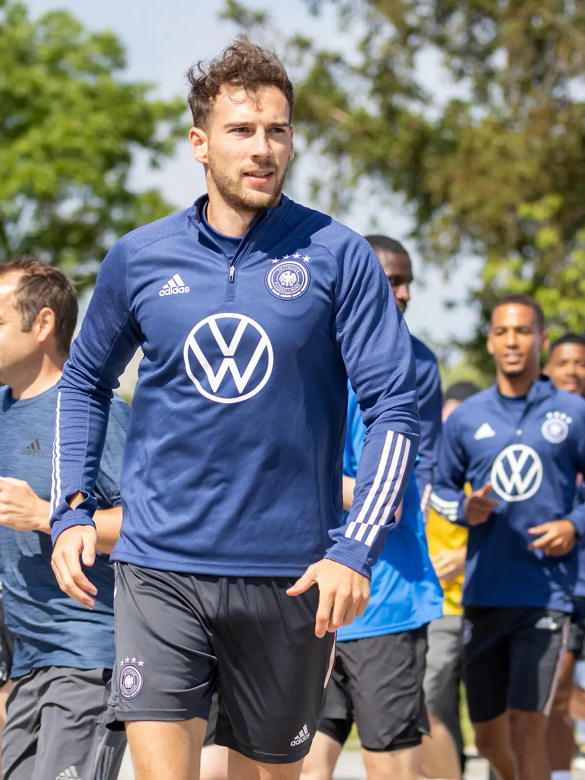 Fußball: Nationalmannschaft, vor dem Start der Nations League. Der Spieler Leon Goretzka nimmt, vor einem Training, auf dem Gelände des Sportartikelherstellers Adidas zusammen mit Mitarbeitern an dem Lauf "Run for the oceans" (gegen Plastikmüll im Meer) teil. Die Mannschaft hat bei Adidas ihr Mannschaftsquartier.