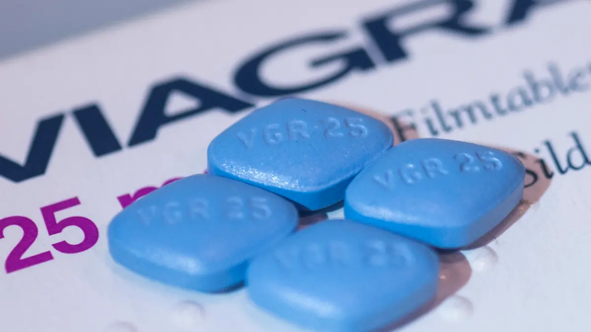 ARCHIV - 21.01.2022, Berlin: ILLUSTRATION - Vier Viagra-Tabletten liegen auf einer Viagra-Packung. Viagra ohne Rezept in der Apotheke kaufen? - Mit einem solchen Szenario beschäftigt sich am Dienstag ein Expertengremium der Arzneimittelbehörde BfArM in Bonn. (zu dpa «Viagra ohne Rezept? - Kommission berät über Verschreibungspflicht») Foto: Christophe Gateau/dpa +++ dpa-Bildfunk +++