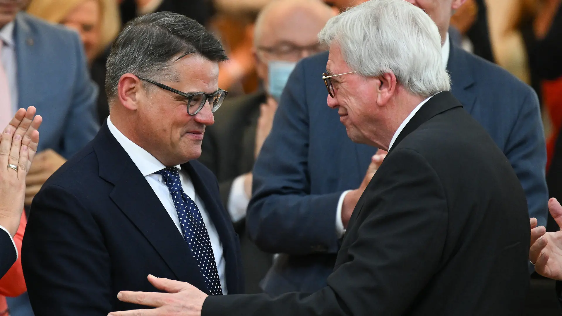 31.05.2022, Hessen, Wiesbaden: Volker Bouffier (CDU, r), bisheriger Ministerpräsident, gratuliert seinem Nachfolger Boris Rhein (CDU), bisheriger Landtagspräsident, im Plenarsaal des hessischen Landtags nach dessen Wahl zum neuen Ministerpräsidenten des Landes Hessen. Foto: Arne Dedert/dpa/POOL/dpa +++ dpa-Bildfunk +++