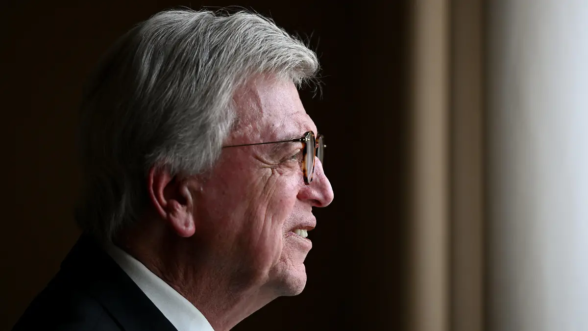 24.05.2022, Hessen, Wiesbaden: Volker Bouffier (CDU), scheidender Ministerpräsident des Landes Hessen, steht im Anschluss an ein Interview in der Hessischen Staatskanzlei an einem Fenster. Am 30. Mai wird Bouffier, der seit 31. August 2010 an der Spitze des Landes stand, mit einer feierlichen Serenade aus dem Amt verabschiedet. Einen Tag später wählt der Landtag seinen Nachfolger. (zu dpa " Hessens Ministerpräsident Bouffier zu seinem Abschied") Foto: Arne Dedert/dpa +++ dpa-Bildfunk +++