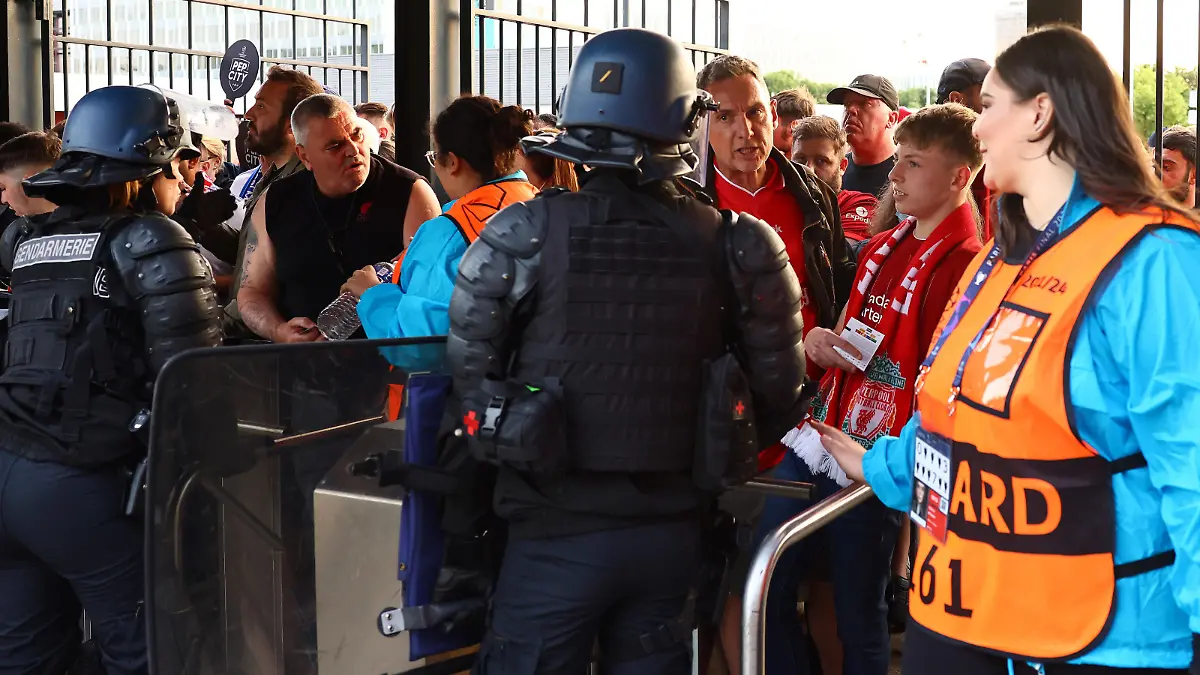 Fußball, CL Finale, FC Liverpool - Real Madrid, Probleme beim Einlassen der Fans Paris, France, 28th May 2022. Liverpool fans outside the stadium as they attempt to gain access during the UEFA Champions League match at Stade de France, Paris. Picture credit should read: David Klein / Sportimage PUBLICATIONxNOTxINxUK SPI-1716-0055